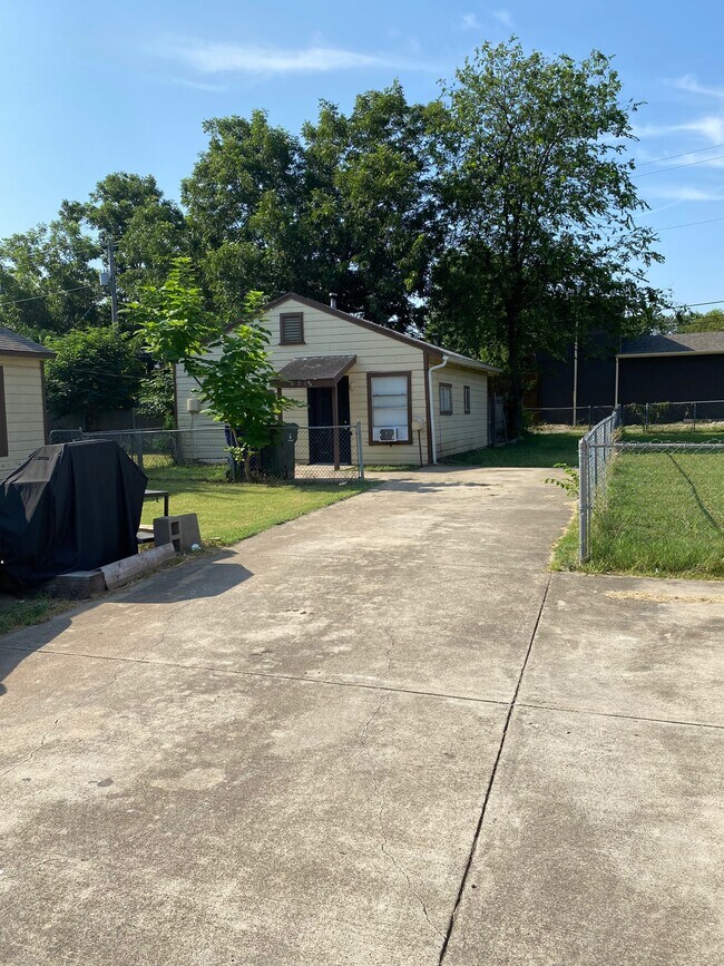 Foto del edificio - 406 W Avenue F