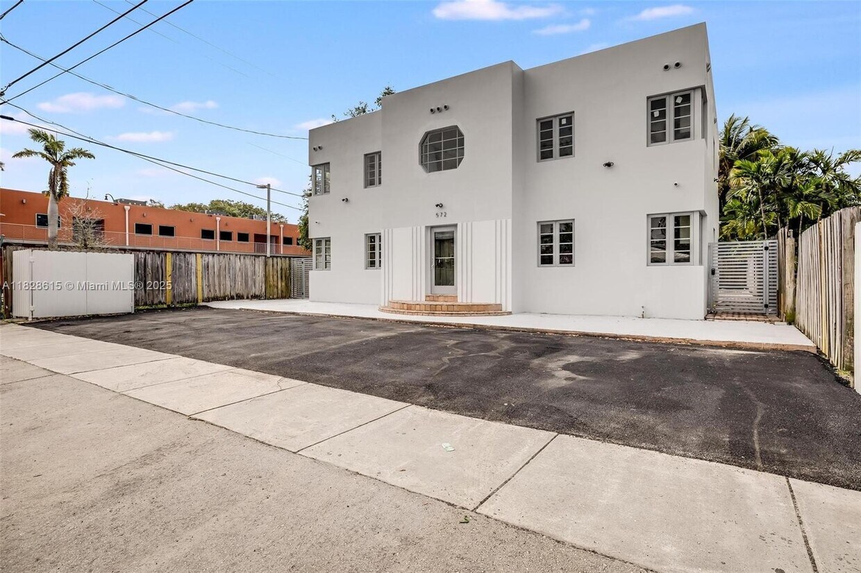 Foto principal - 572 NE 67th St