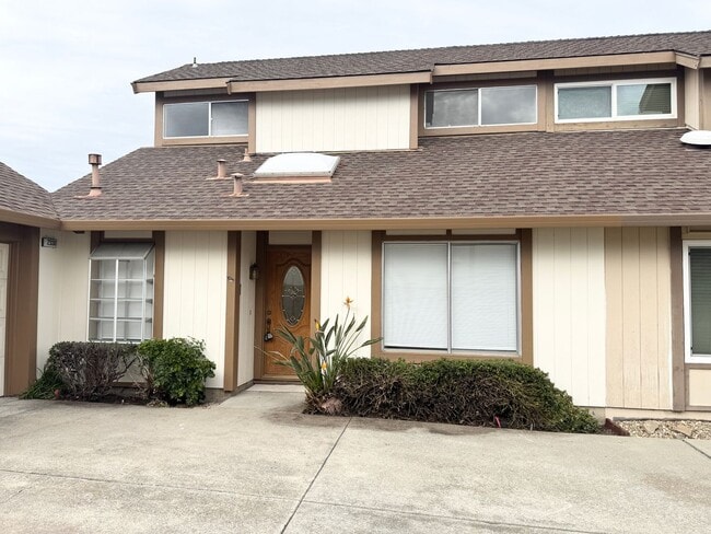 Great Shape Townhome in Pleasanton with shared driveway - Great Shape Townhome in Pleasanton with shared driveway