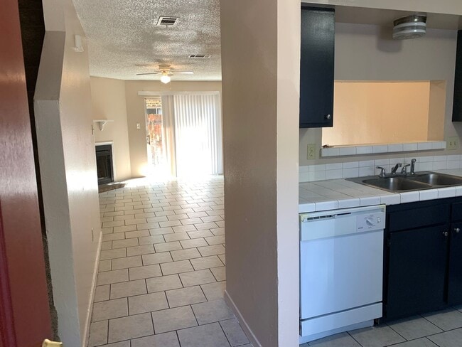 Building Photo - 2 bedroom 2 bath town home in a gated comm...