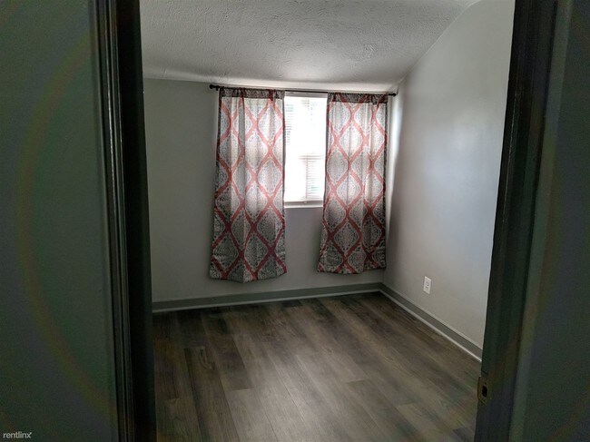 Building Photo - 3 br, 1 bath  - 121 Ledgecrest Ave A