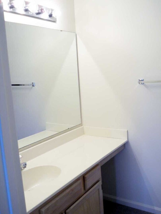 Building Photo - 2 Bedroom 3rd Floor Fully Furnished Condo