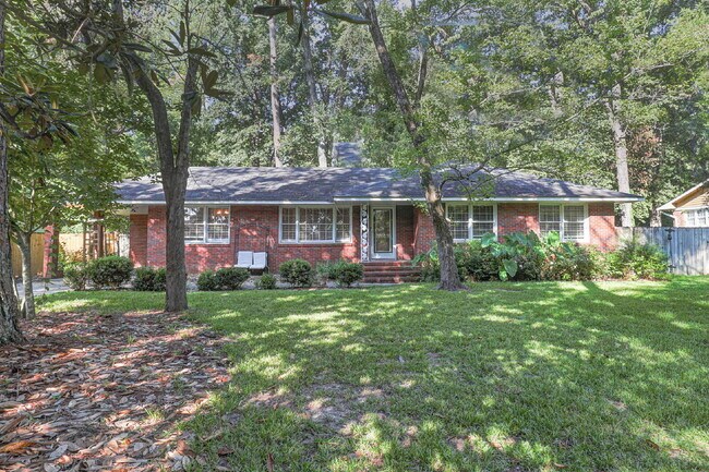 Foto del edificio - Available Now!| 3BR/2BA Midtown Brick Ranch | Lawn Care, Pest Control & W/D Included | Clubview /...