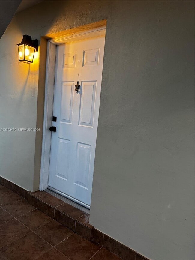 Building Photo - 2725 SW 25th St
