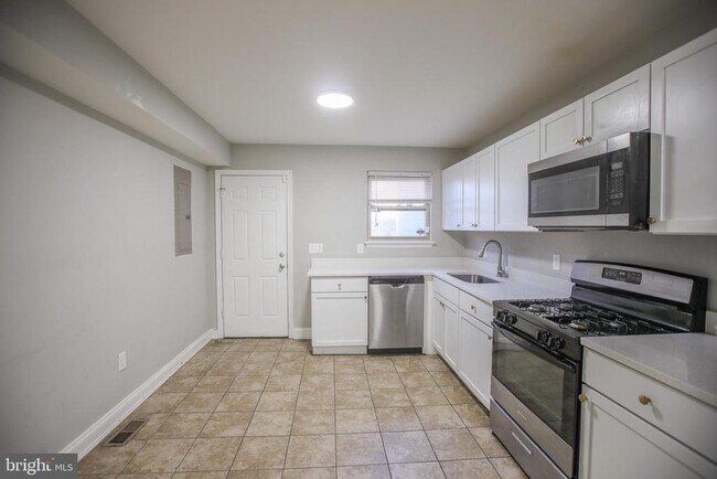 Foto del edificio - 530 N Montford Ave