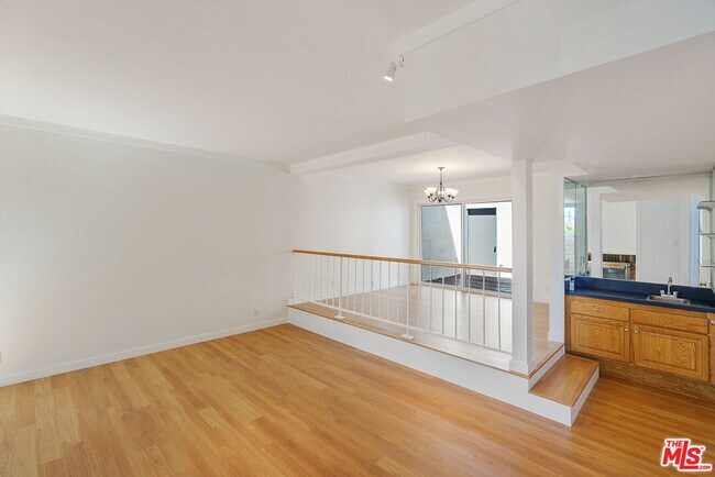 Foto del edificio - 16 Village Pkwy