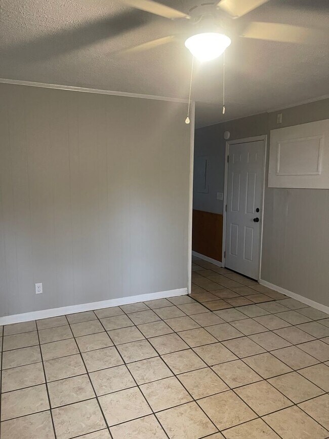 Foto del edificio - Near Hulburt AFB  2 Bedroom-1 Bath Home in...