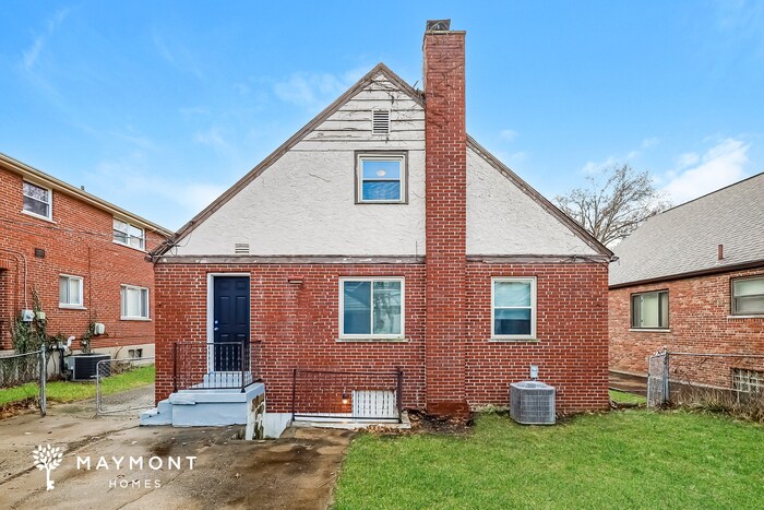 Building Photo - Charming 3 Bedroom