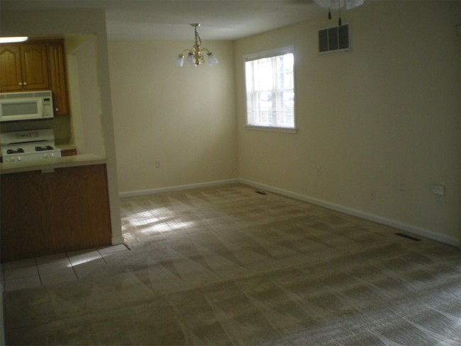 Building Photo - 1122 Chesapeake Dr