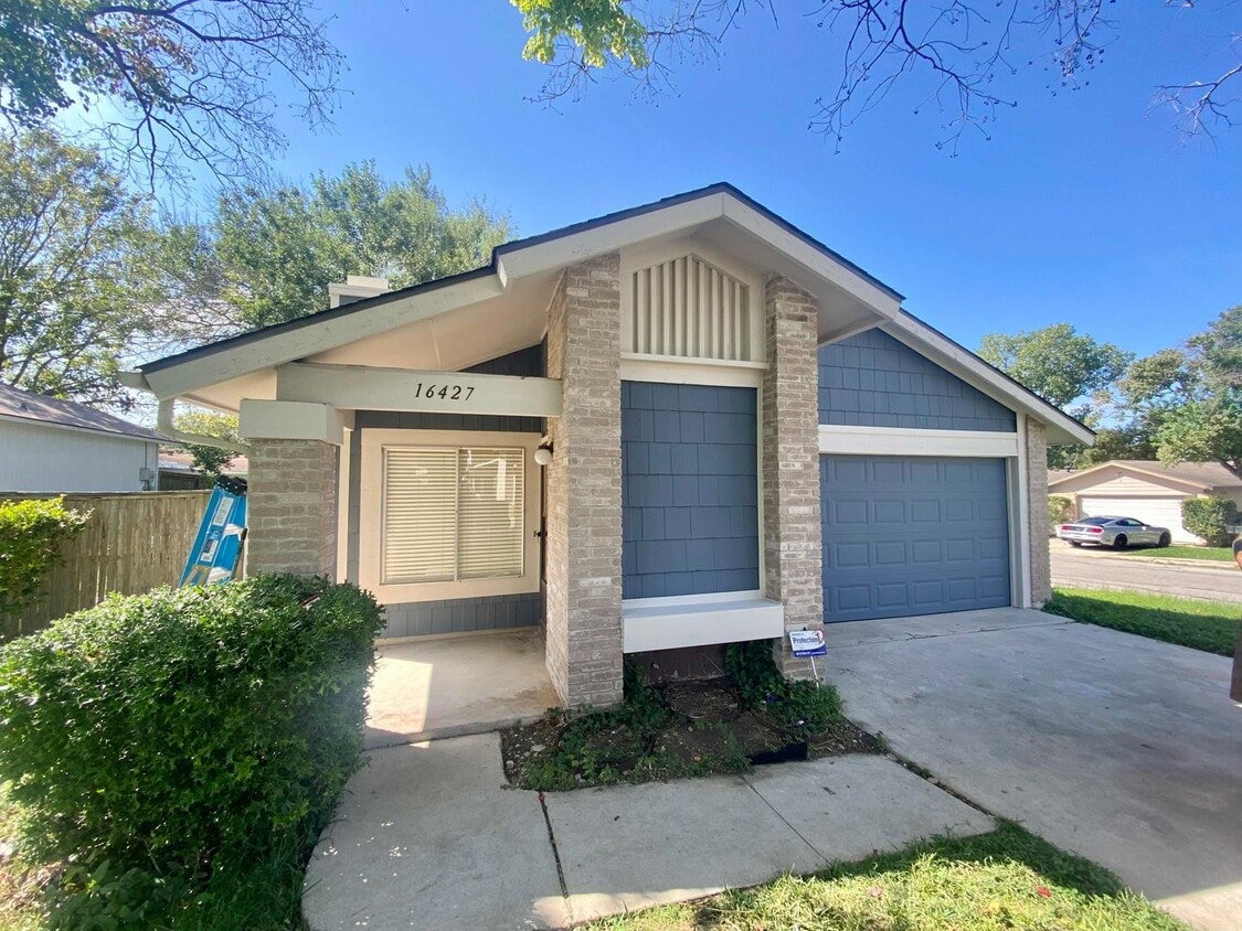 Remodeled 3 Bedroom 2 Bath with cute back... - Remodeled 3 Bedroom 2 Bath  with cute back...