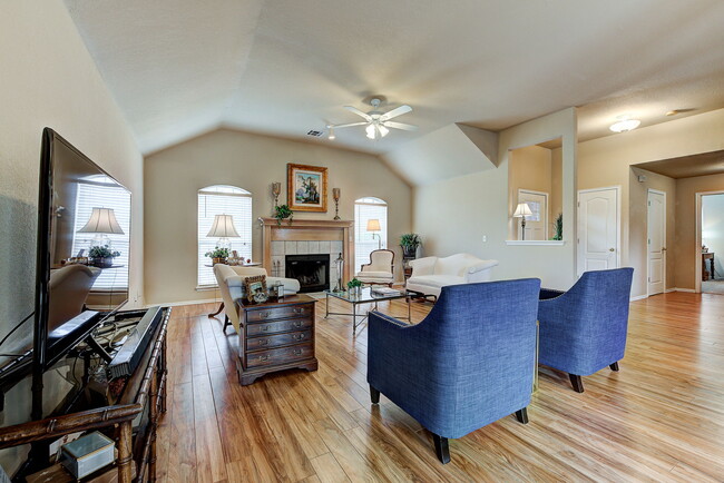 Building Photo - 4504 Saratoga Dr