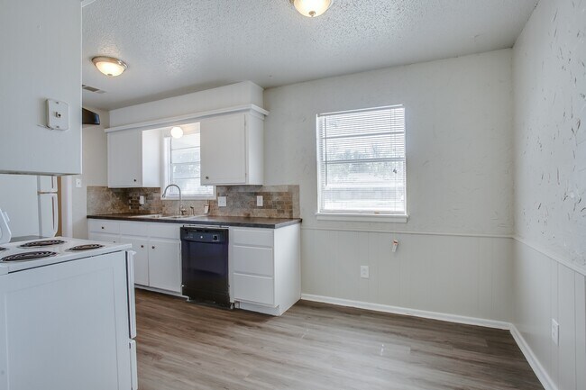 Foto del edificio - Updated and Affordable 3/2/1!