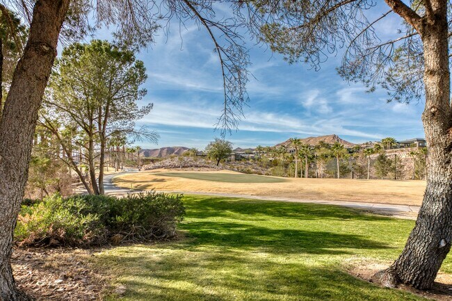 Building Photo - Charming 3-Level Townhome in Gated Communi...