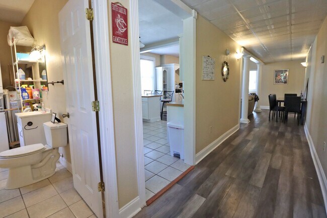 Foto del edificio - 4BR/2.5BA Urban Charm Meets Creative Energ...