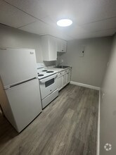 Building Photo - 5 Maple St