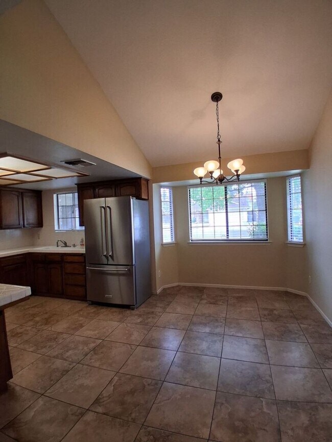 Building Photo - Charming Well-Maintained 3-Bed Fresno House!