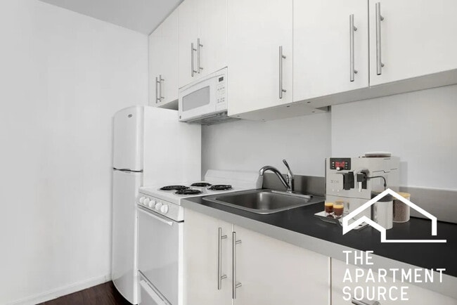 Building Photo - 3130 N Lake Shore Dr