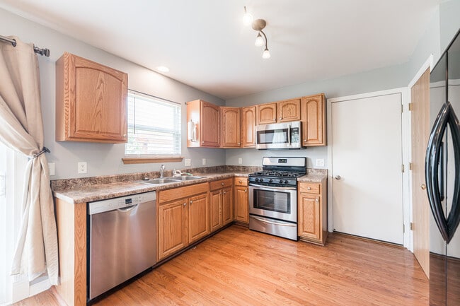 Building Photo - 841 Pond Brook Ave