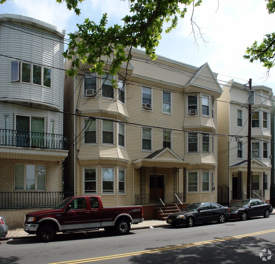 Primary Photo - 323-325 Walnut St