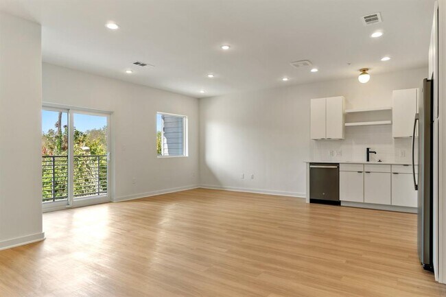 Foto del edificio - 100 Mockingbird Ln W