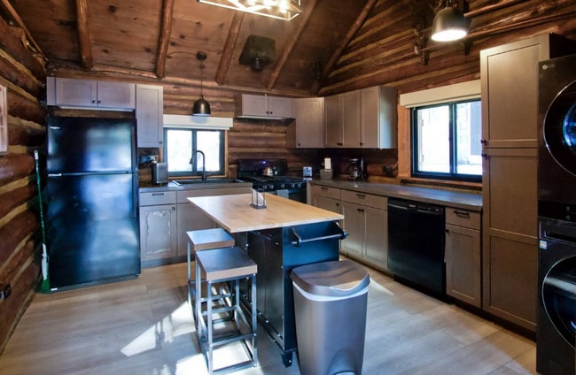 Building Photo - Discover Your Mammoth Haven in Old Mammoth...