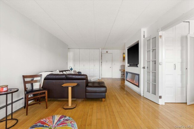 Foto del edificio - 1085 Warburton Ave