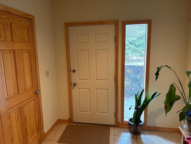 Foto del edificio - 3 bedroom home with deck views of the lake and mountains in Lakeside!