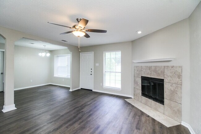 Foto del edificio - 834 Green Pastures Dr