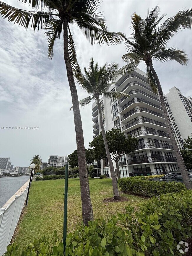 Building Photo - 1000 Parkview Dr