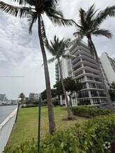 Building Photo - 1000 Parkview Dr