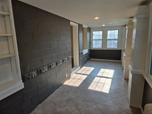Foto del edificio - 839 E Walnut St