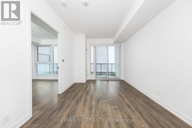 Photo du bâtiment - 898 Portage Pkwy