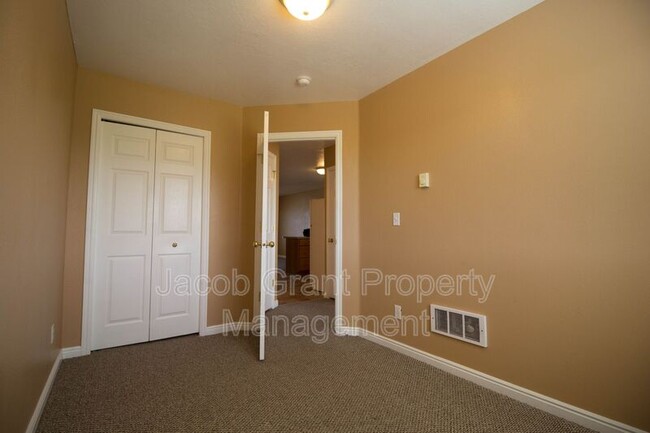 Building Photo - 975 Eve Dr