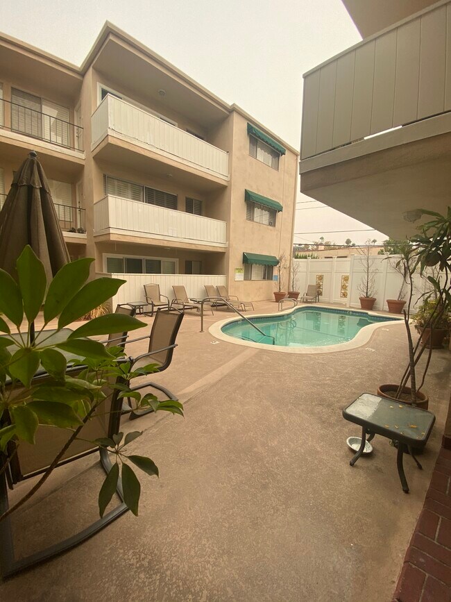 Building Photo - 442 S Rexford Dr
