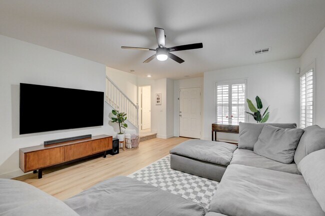 Foto del edificio - Beautiful Two Story Home Ready for Immediate Move-In