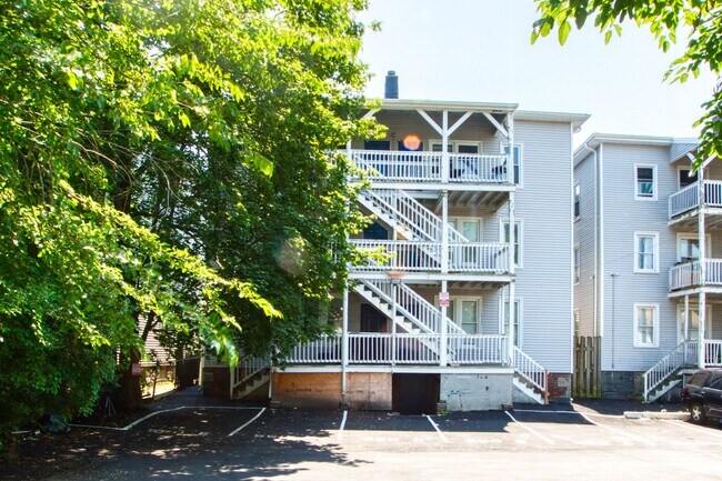 Foto del edificio - OVERSIZED 3 bedroom 1 bathroom Apartment