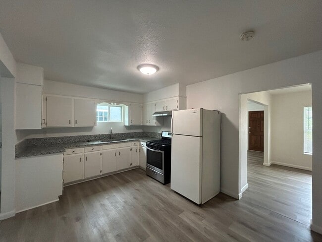 Charming 4 Bed, 3 Bath Home + Bonus 1 Bed/... - Charming 4 Bed, 3 Bath Home + Bonus 1 Bed/...