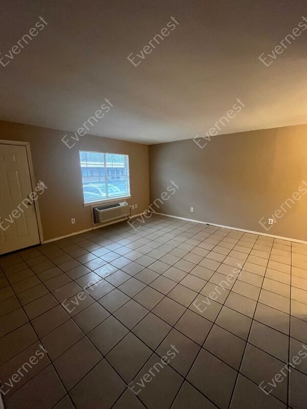 Building Photo - 925 Shallowford Rd