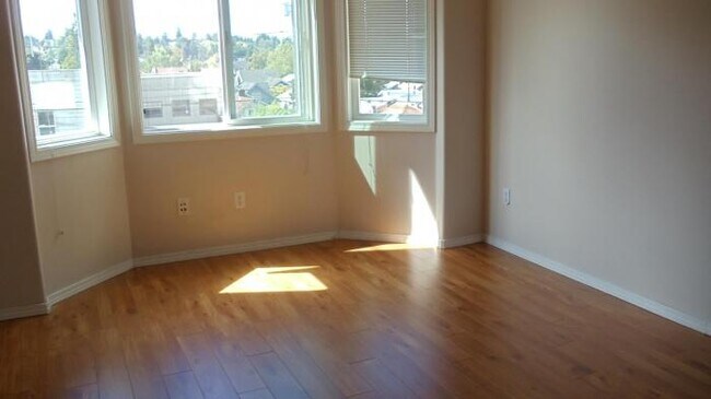 Building Photo - 4 bedroom in Seattle WA 98105