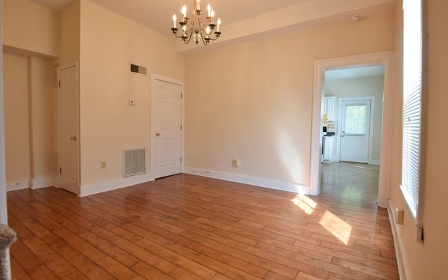 Building Photo - 680 Hamlet St