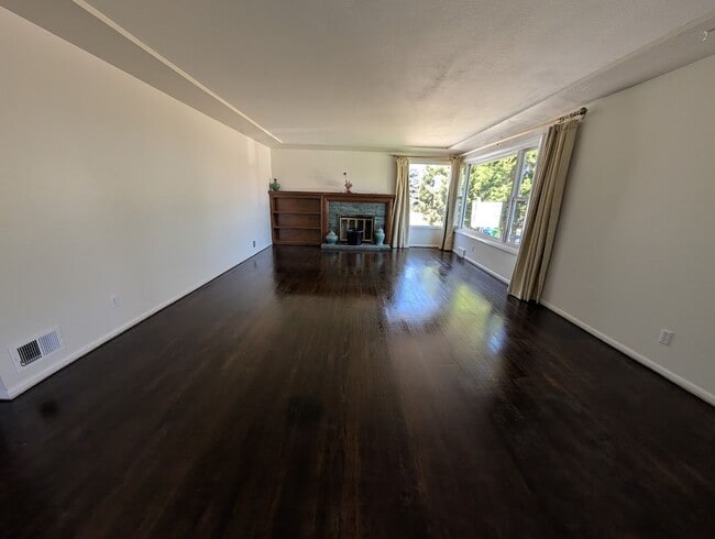 Building Photo - Huge Reno Addition House - Pet-Friendly!