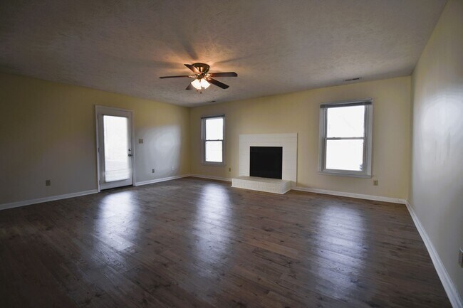 Building Photo - 3 Bedroom 2 Bathroom- Smalls Pets Considered