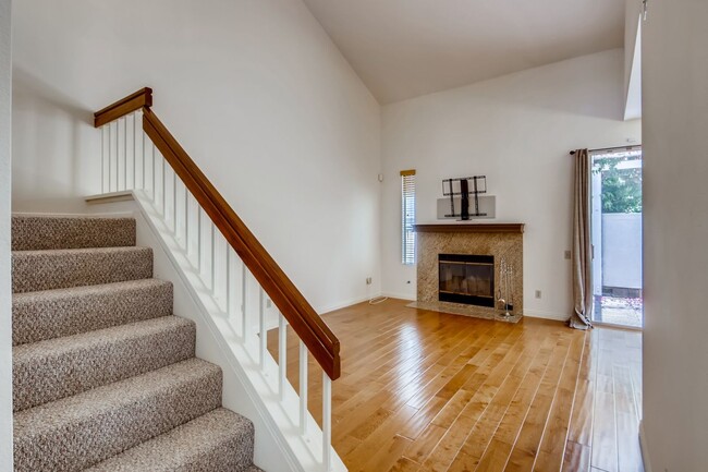 Foto del edificio - Gorgeous Townhome in the Del Mar Heights C...