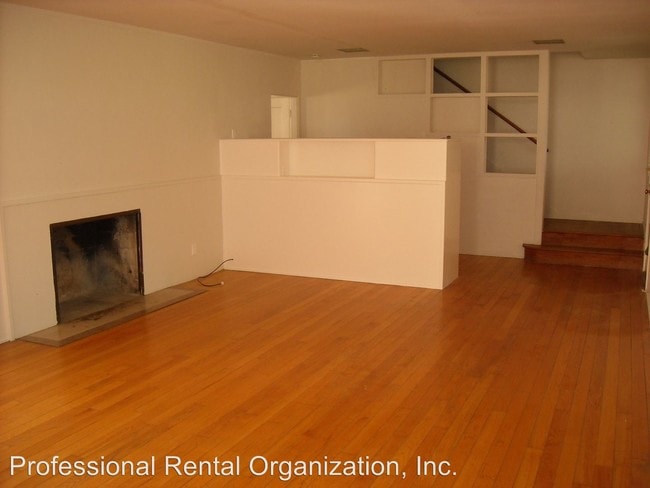 Building Photo - 1020 Azuar Ave