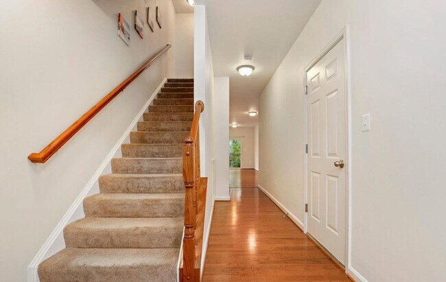 Foto del edificio - Three level townhome in Ballenger Creek ready for you by June 1st!