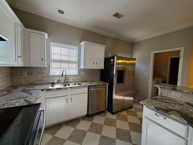 Foto del edificio - Beautiful Home Available for Rent in Charl...