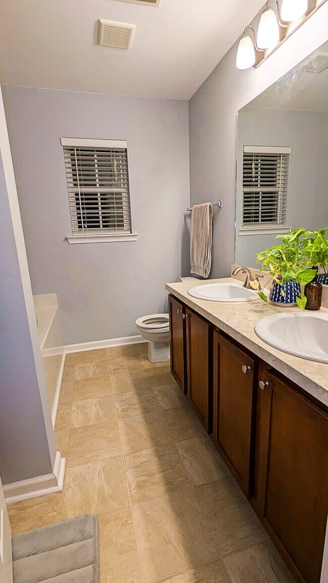 Building Photo - 51 Twin Oaks Pl