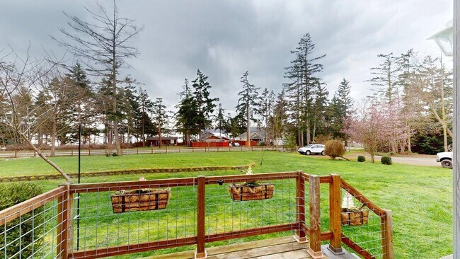 Foto del edificio - Wake up just steps from Penn Cove with space to spread out, store your boat, and fully enjoy Whid...
