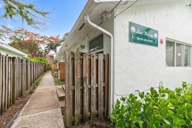 Foto del edificio - 880 SE 12th St