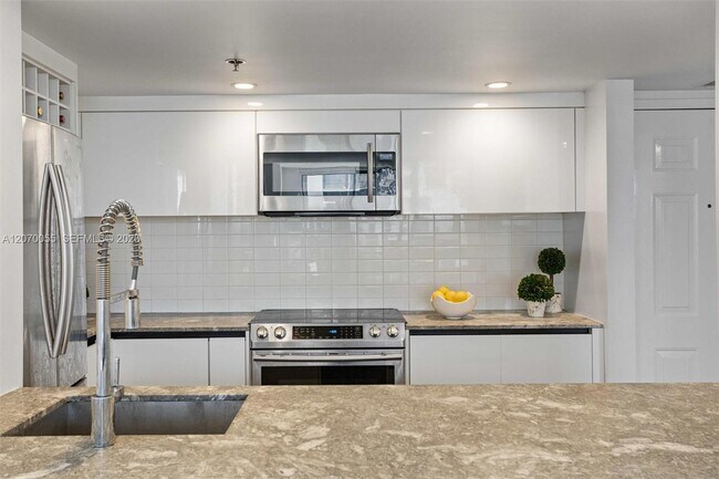 Building Photo - 540 Brickell Key Dr